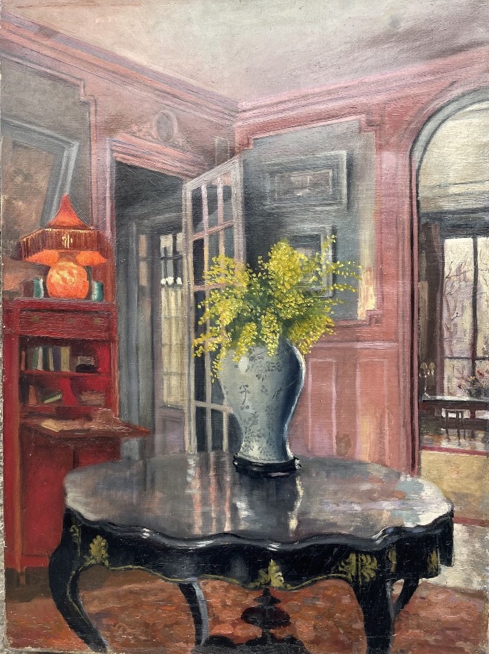 Intérieur d’appartement français aux grandes fenêtres, meuble rouge et mimosas, vers 1930