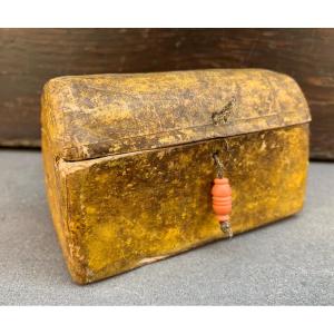 Rare Paper Box With Rounded Lid.  XVIII Century. 