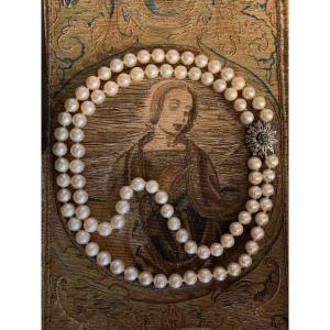 Collier De Perles De Culture De Mer. Années 1960. Fermoir En Or Blanc 18 Carats Et émeraudes