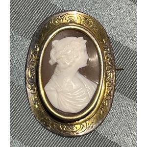 Camée en coquille à figure féminine à l’antique. Italie, XIXe siècle  Dimensions : 3,8 × 2,5 cm