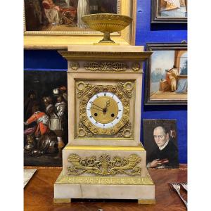 Horloge Charles X en albâtre et bronze doré, cadran à guirlande de roses, vers 1825