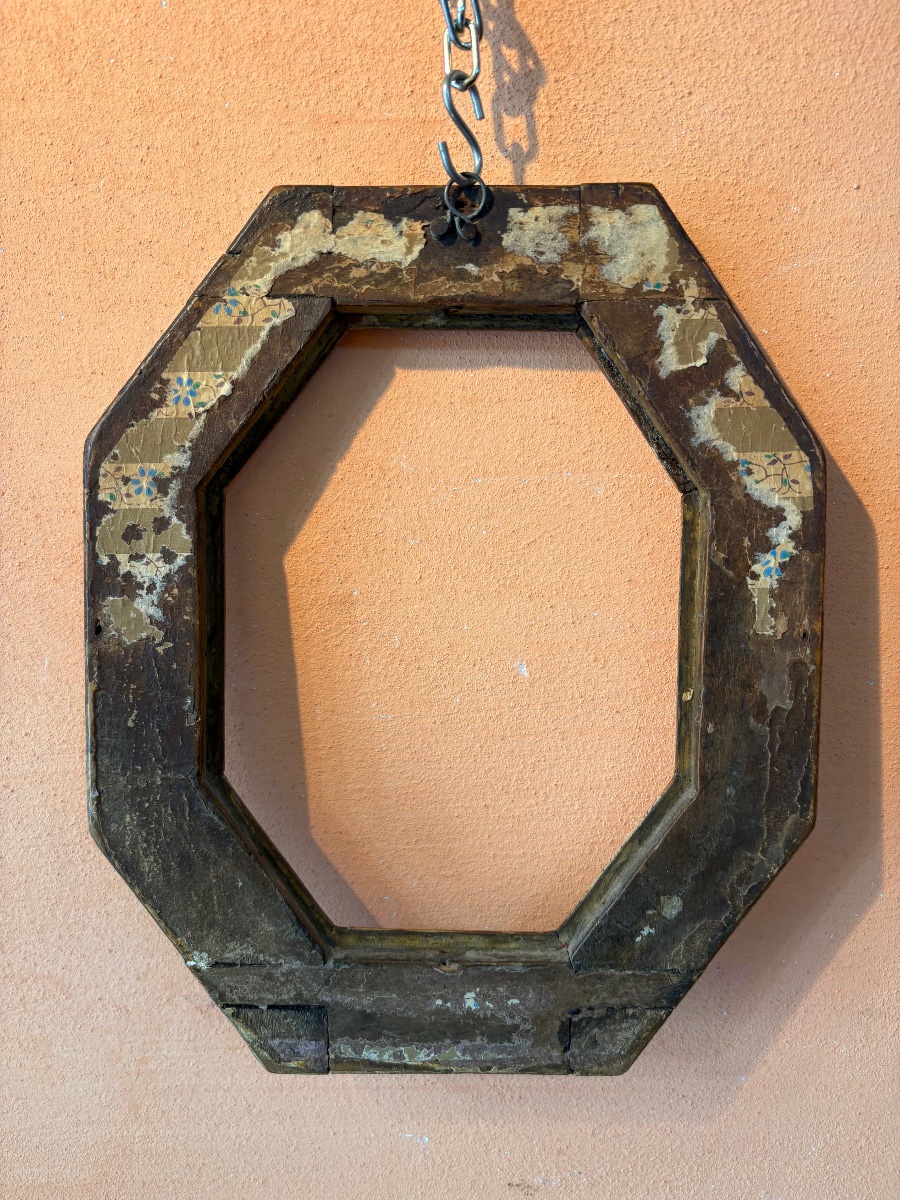 « Cadre octogonal en bois doré. XVIIᵉ siècle.-photo-2