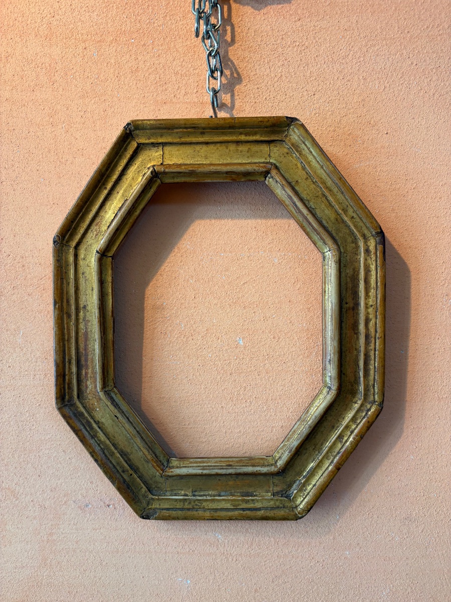 « Cadre octogonal en bois doré. XVIIᵉ siècle.