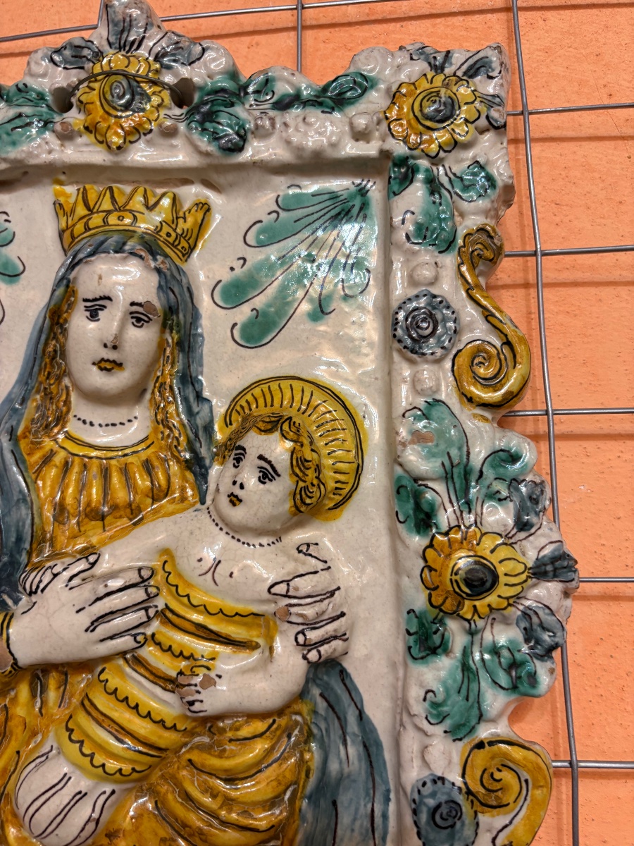 Plaque en faïence polychrome raff. Vierge à l'Enfant-photo-2