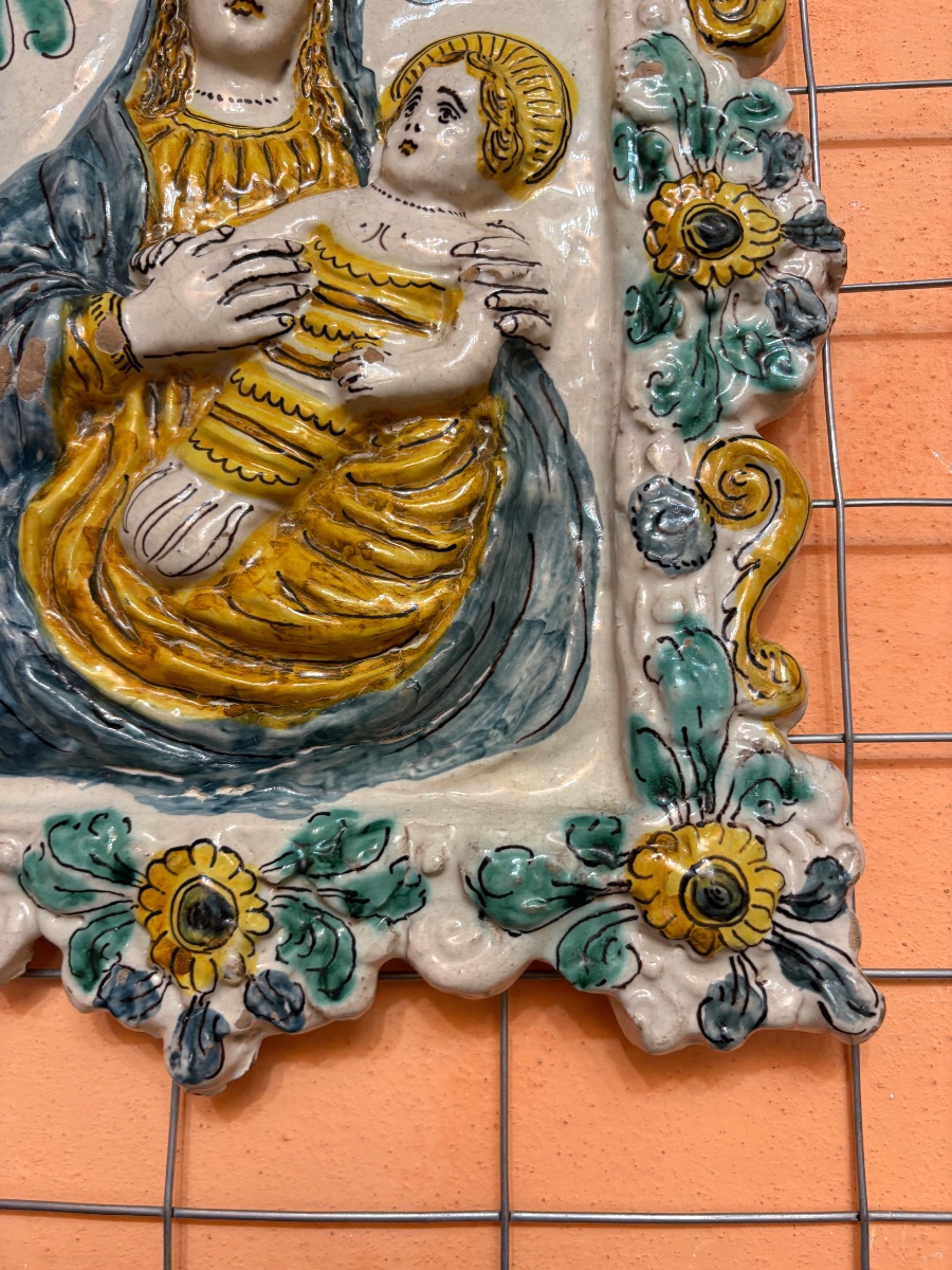 Plaque en faïence polychrome raff. Vierge à l'Enfant-photo-3