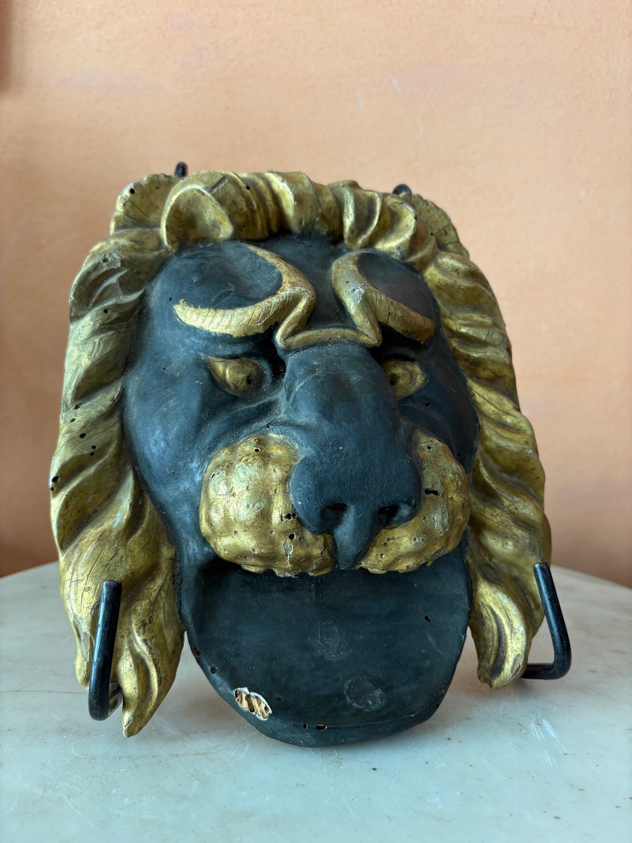 Frise en bois sculpté laqué vert et doré représentant tête de lion-photo-2