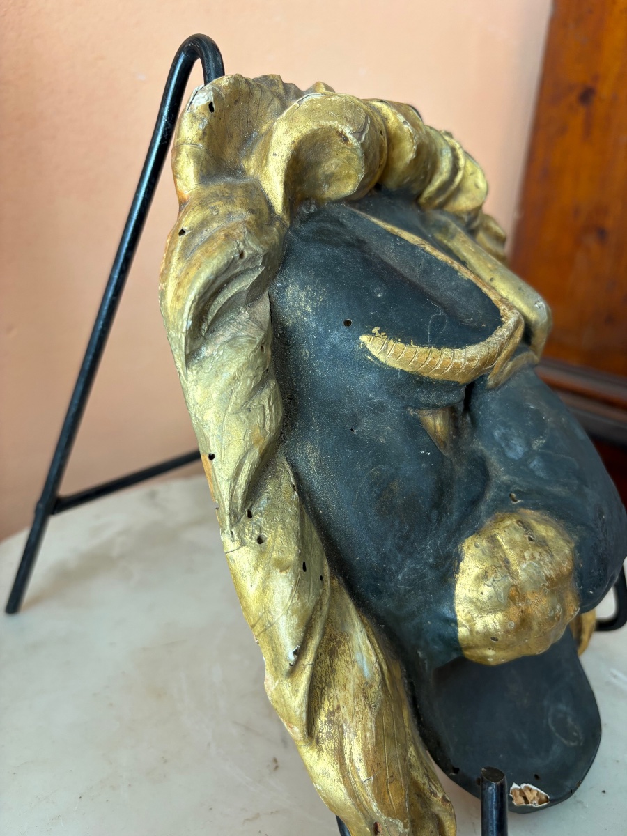 Frise en bois sculpté laqué vert et doré représentant tête de lion-photo-3