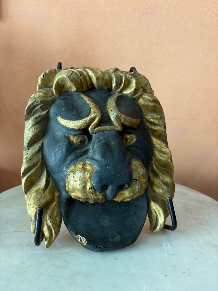 Frise en bois sculpté laqué vert et doré représentant tête de lion