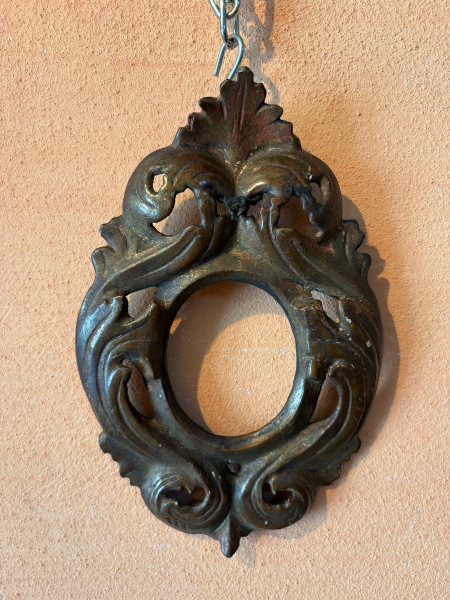 Paire de petits cadres ovales en bois sculpté et doré à La Mecque-photo-2