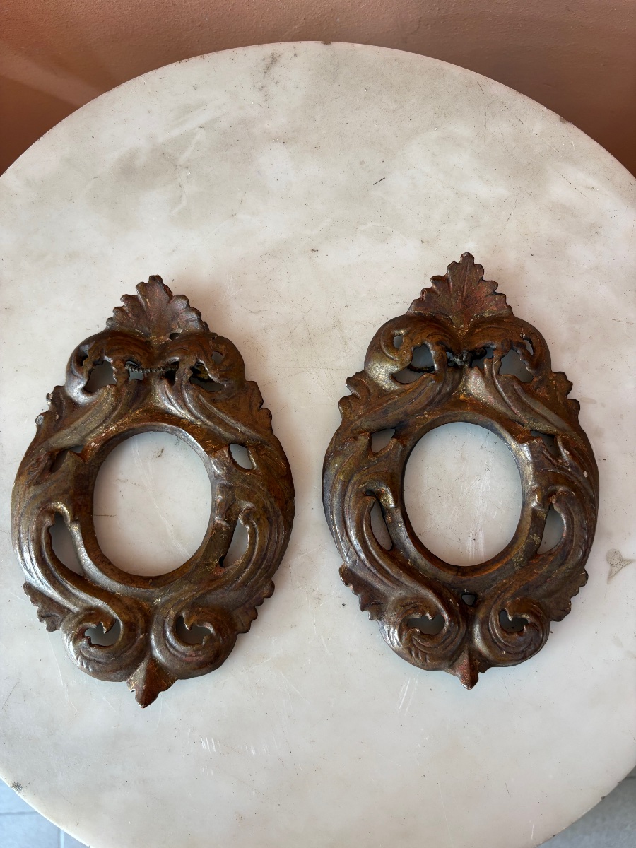 Paire de petits cadres ovales en bois sculpté et doré à La Mecque