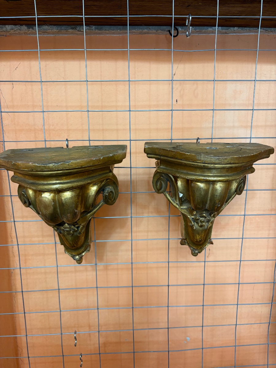 Paire de consoles en bois sculpté et doré-photo-2