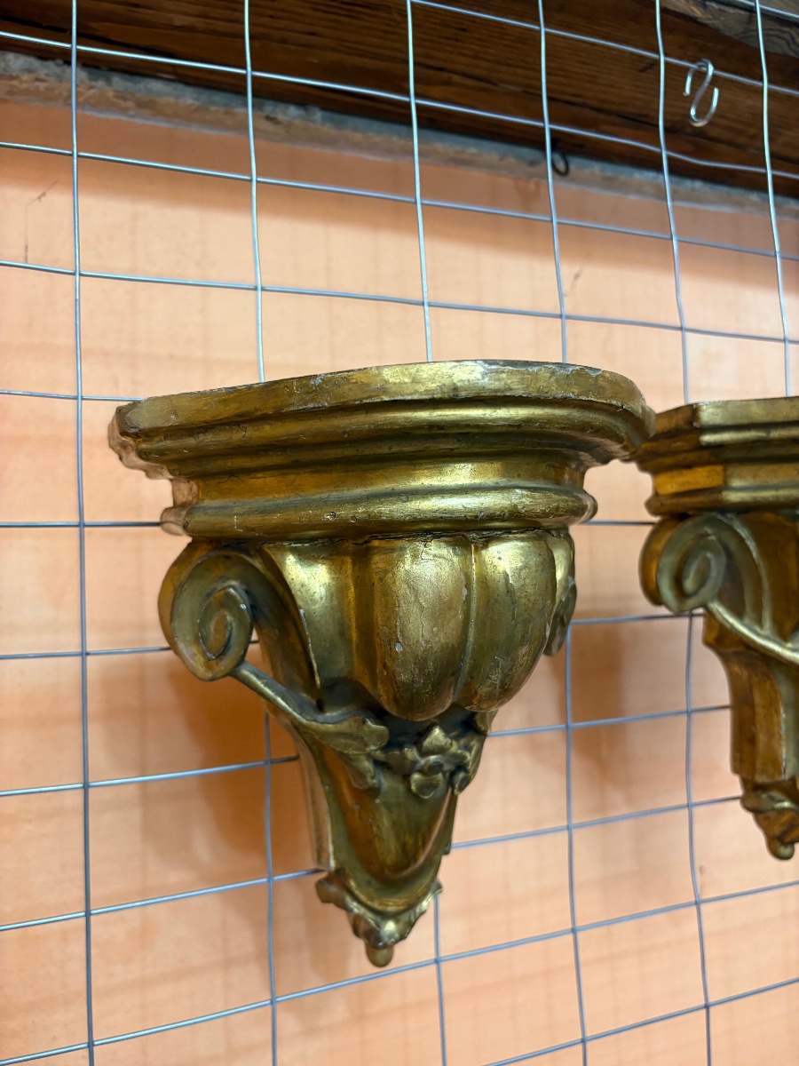 Paire de consoles en bois sculpté et doré-photo-3