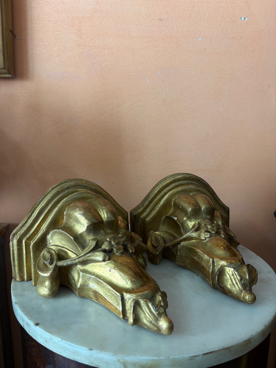 Paire de consoles en bois sculpté et doré