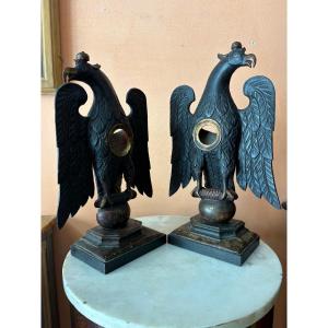 Due porta orologi in legno intagliato e Laccato raffiguranti aquile . Altezza cm 40 . L ' altro