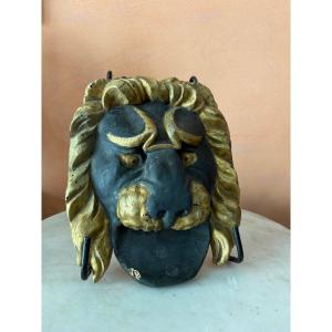 Carved Wooden Frieze, Lacquered In Green And Gold, Depicting A Lion's Head 