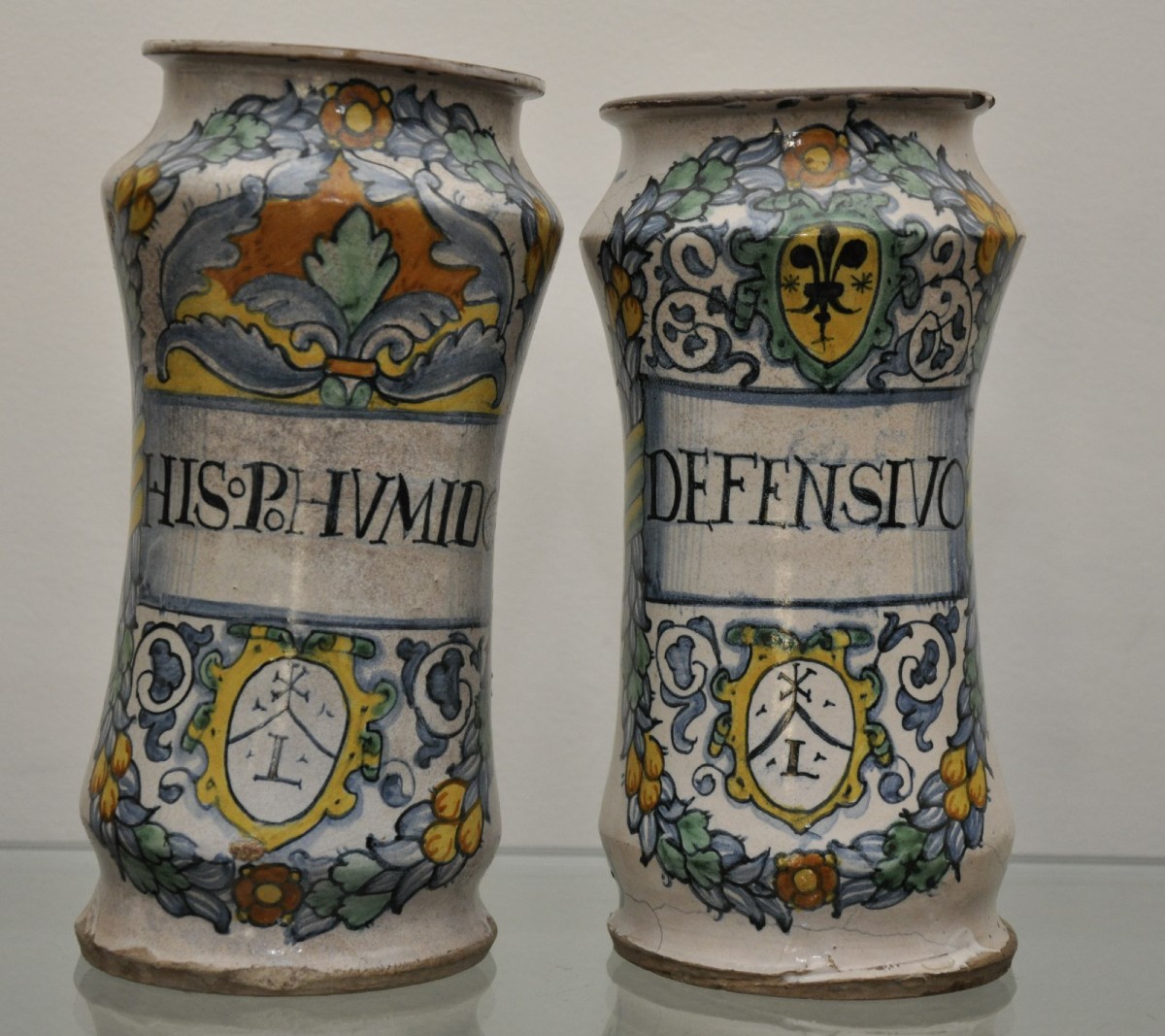 Paire de albarelli en majolique de Deruta