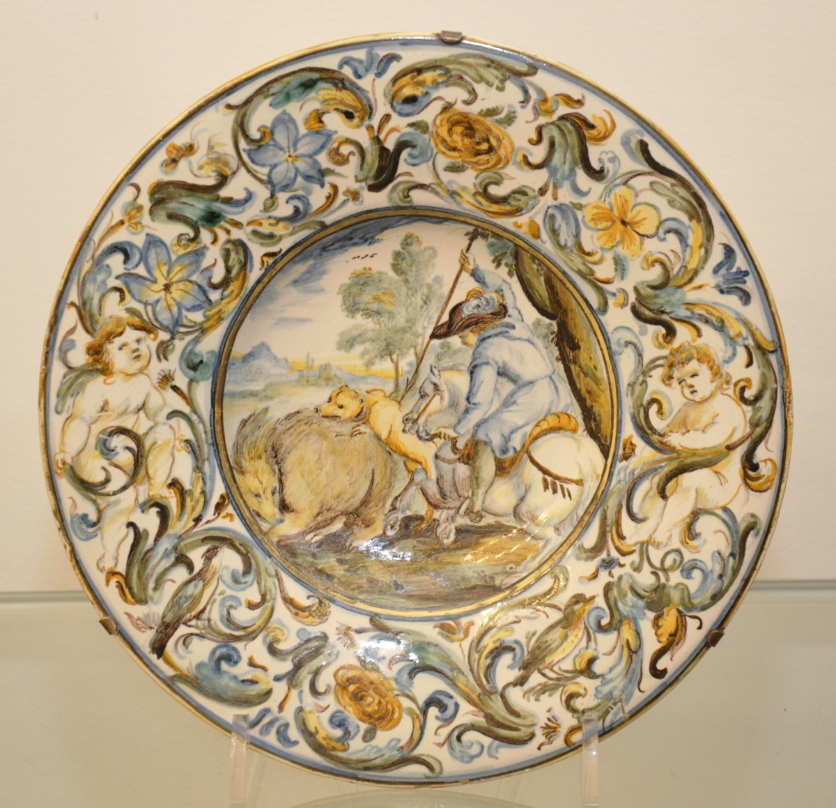 Plat en majolique Castelli, Carlo Antonio Grue