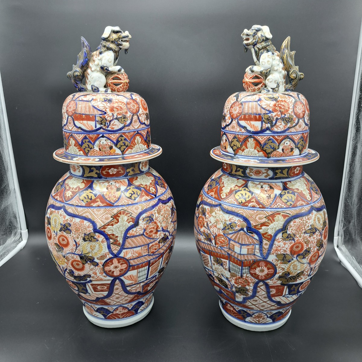 Pair Of Imari Vases With Lid From The Second Half Of The 19th Century