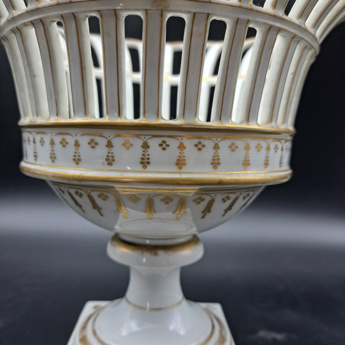 PAIRE DE CENTRES DE TABLE EN PORCELAINE FRANÇAISE DU XIXe SIÈCLE-photo-4