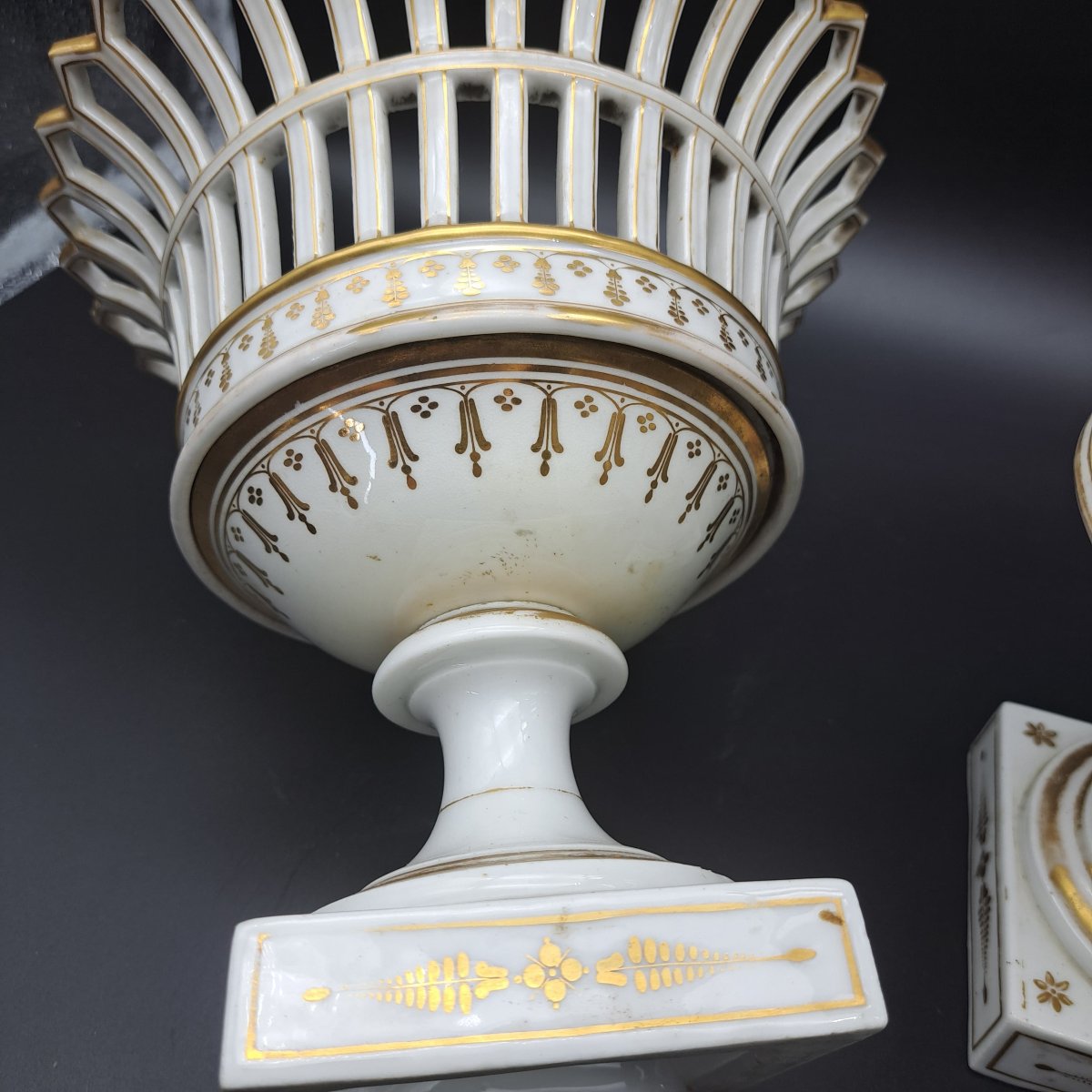 PAIRE DE CENTRES DE TABLE EN PORCELAINE FRANÇAISE DU XIXe SIÈCLE-photo-5