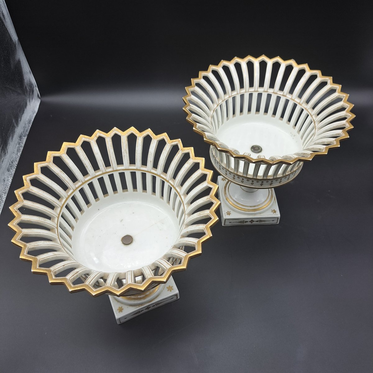 PAIRE DE CENTRES DE TABLE EN PORCELAINE FRANÇAISE DU XIXe SIÈCLE-photo-7