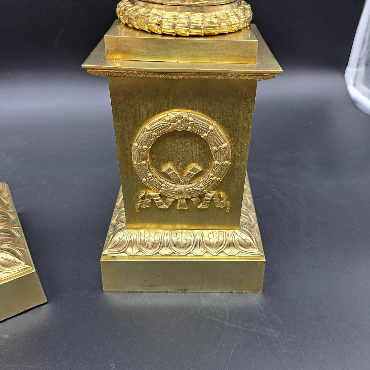 PAIRE DE VASES MÉDICI EN BRONZE DORÉ DU XIXe SIÈCLE-photo-2