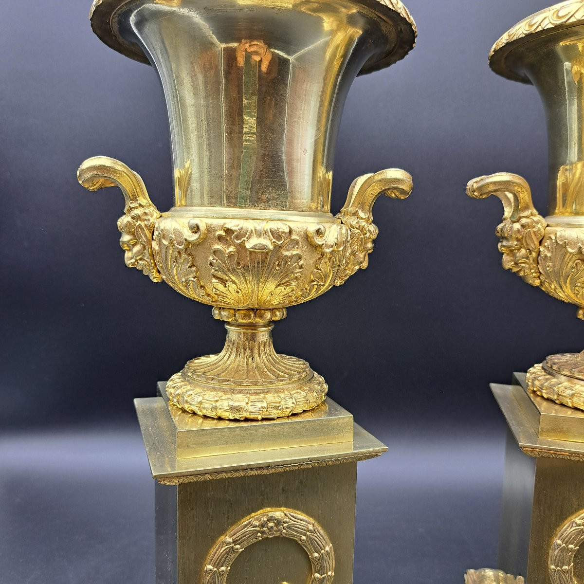 PAIRE DE VASES MÉDICI EN BRONZE DORÉ DU XIXe SIÈCLE-photo-3