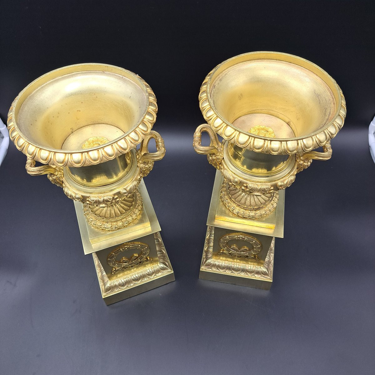 PAIRE DE VASES MÉDICI EN BRONZE DORÉ DU XIXe SIÈCLE-photo-4