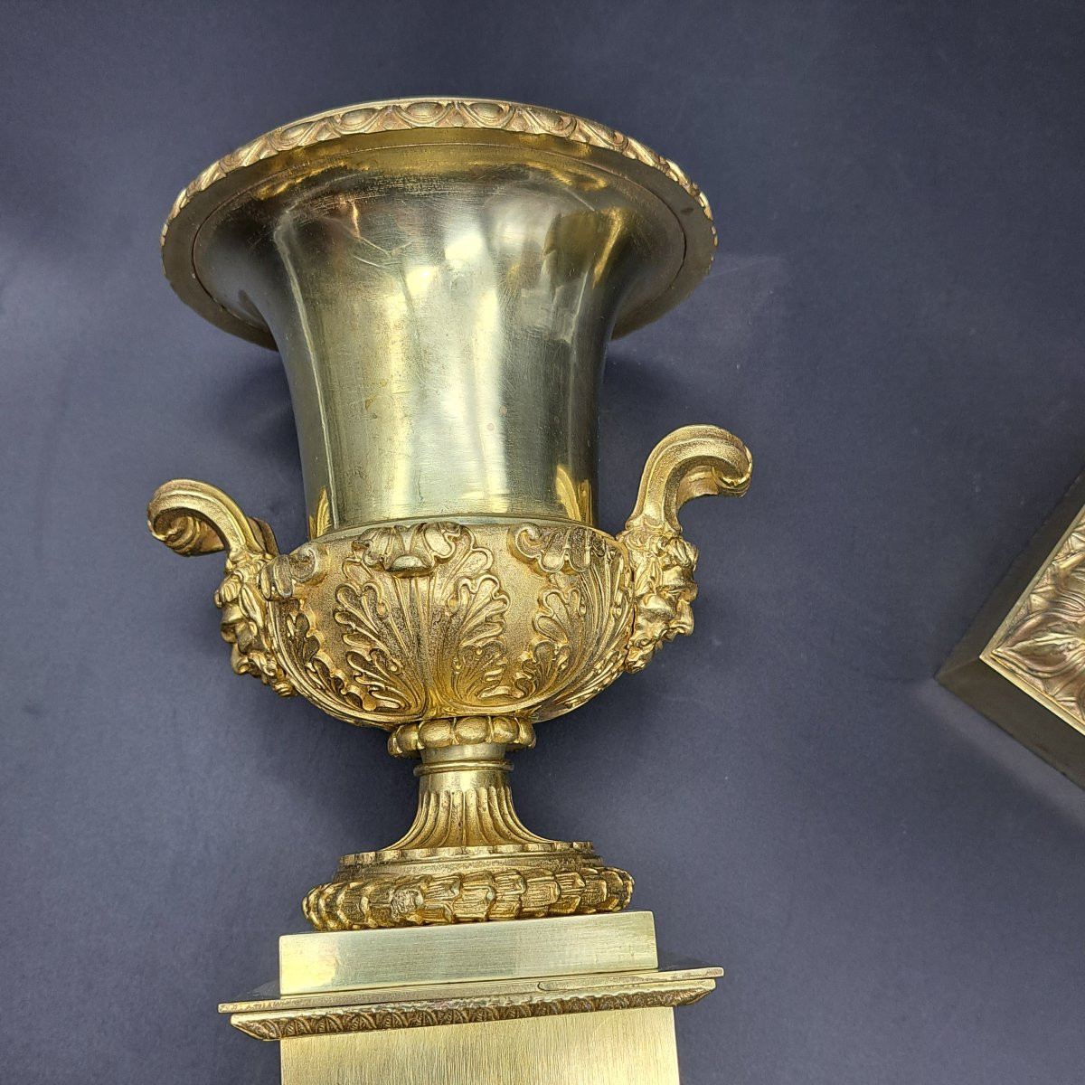 PAIRE DE VASES MÉDICI EN BRONZE DORÉ DU XIXe SIÈCLE-photo-2