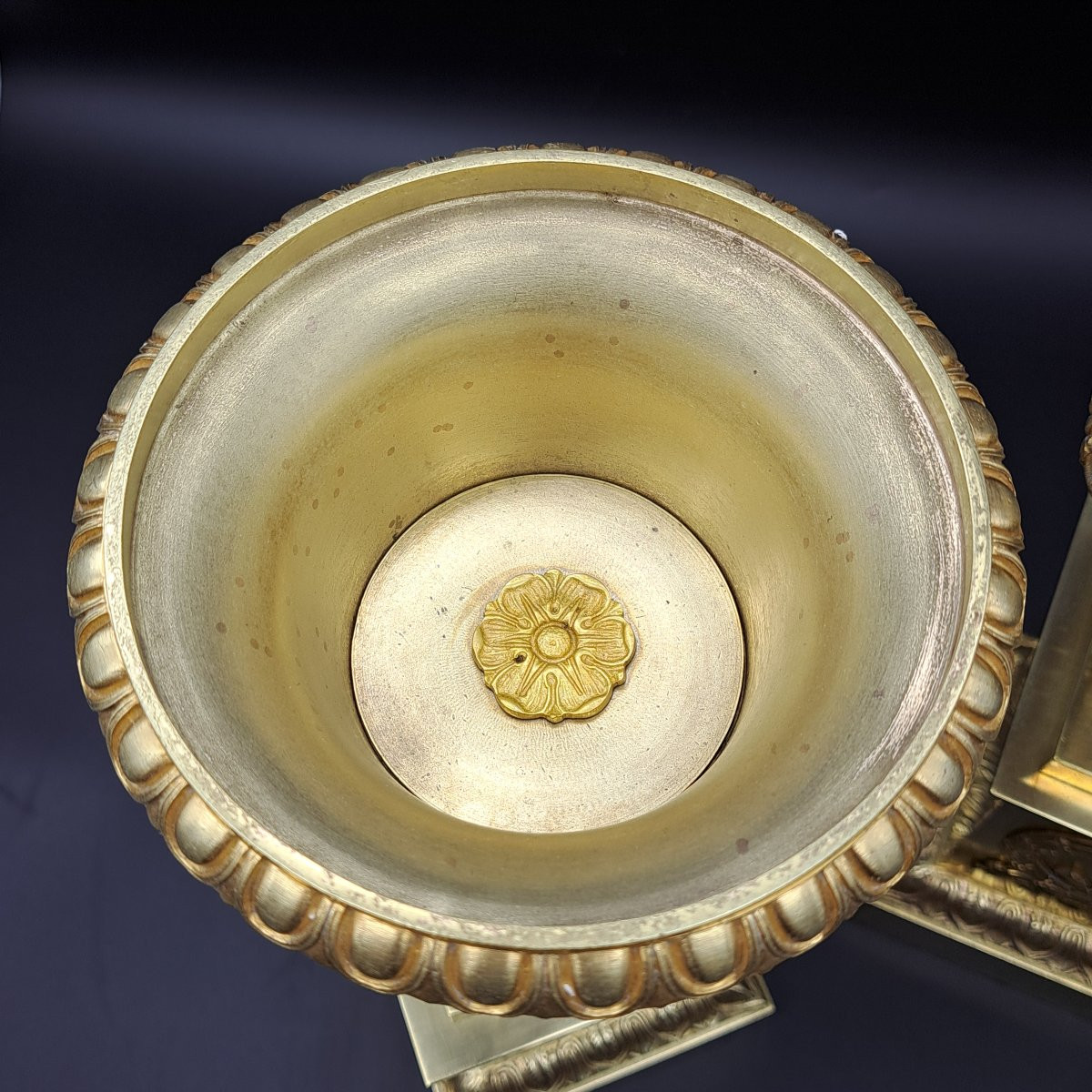 PAIRE DE VASES MÉDICI EN BRONZE DORÉ DU XIXe SIÈCLE-photo-3