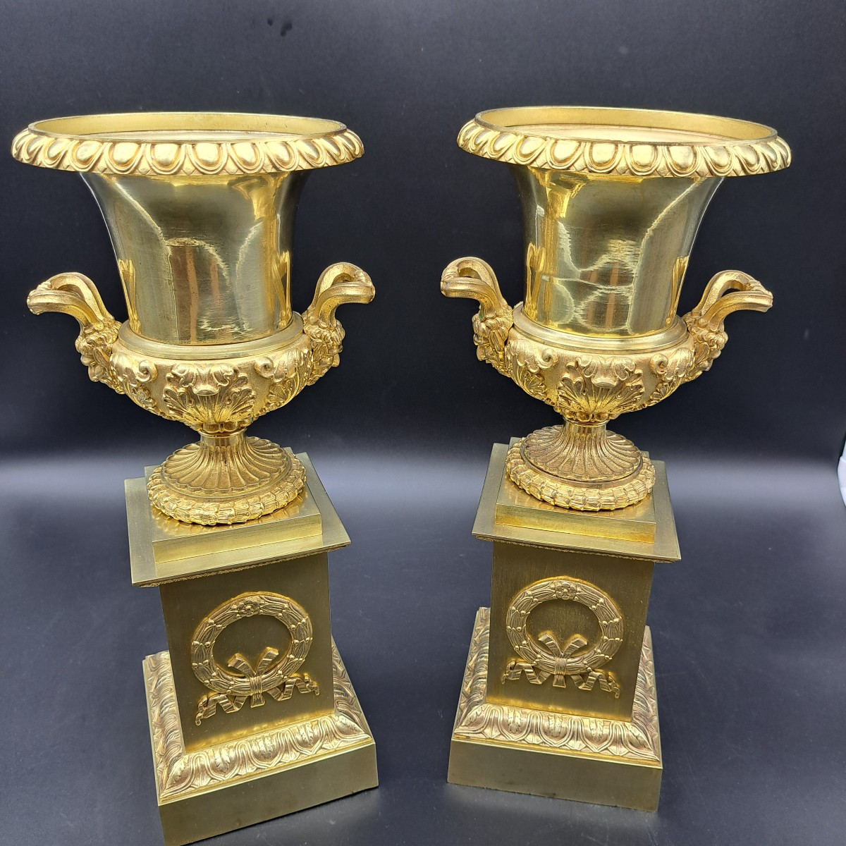 PAIRE DE VASES MÉDICI EN BRONZE DORÉ DU XIXe SIÈCLE