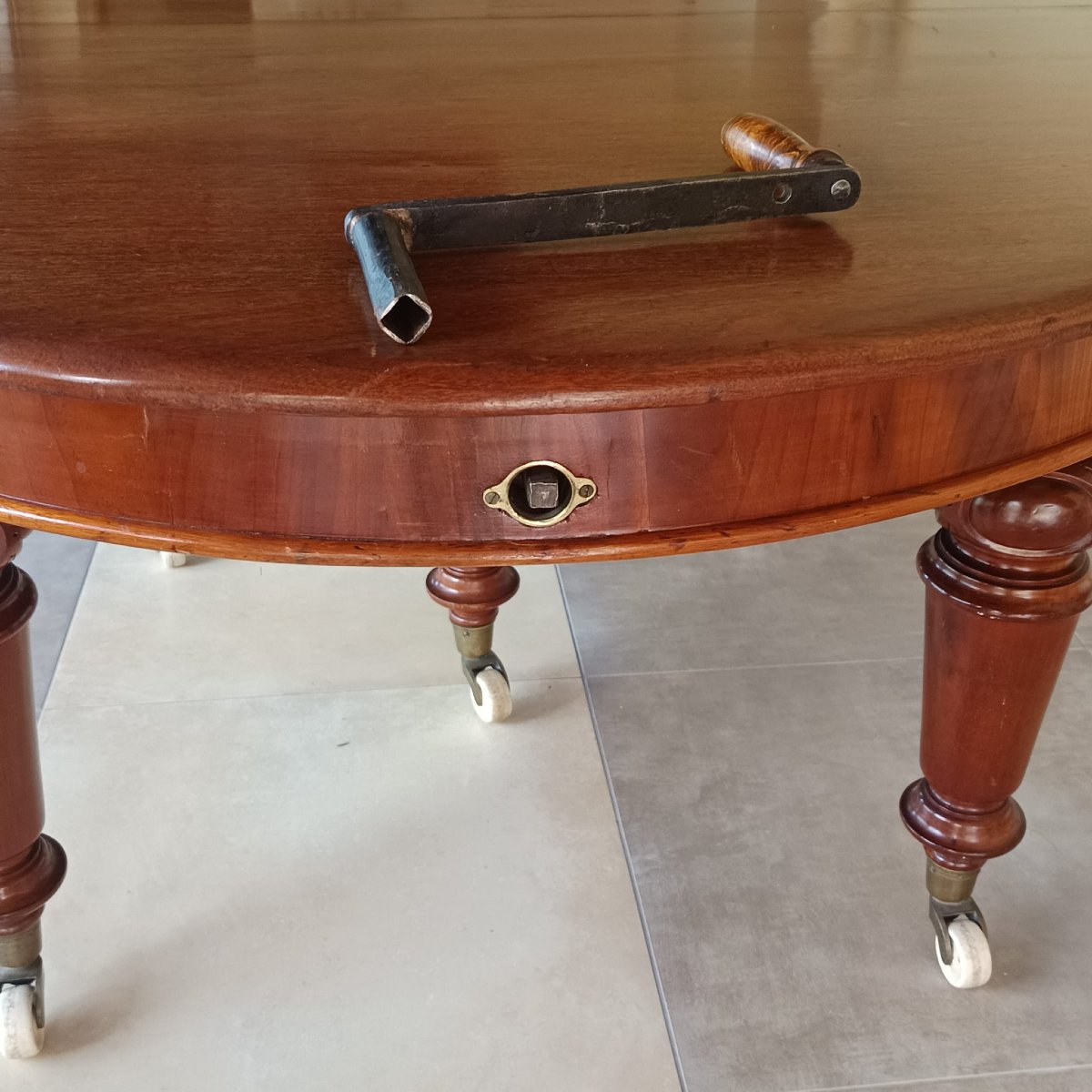 Table extensible anglaise en acajou, seconde moitié du XIXe siècle.-photo-4