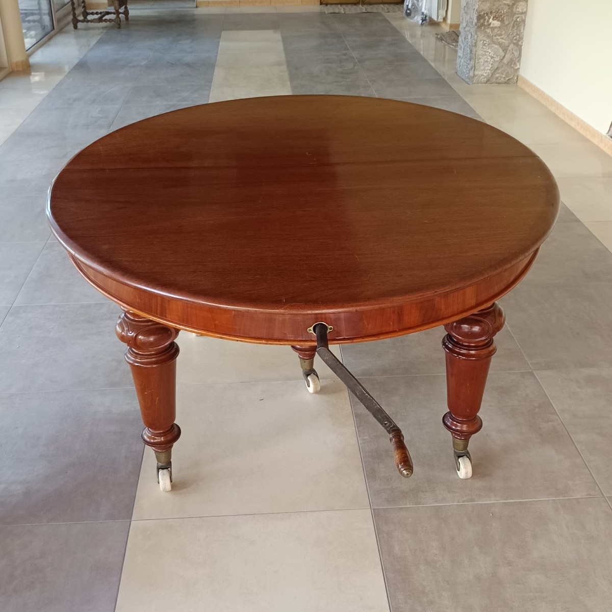 Table extensible anglaise en acajou, seconde moitié du XIXe siècle.