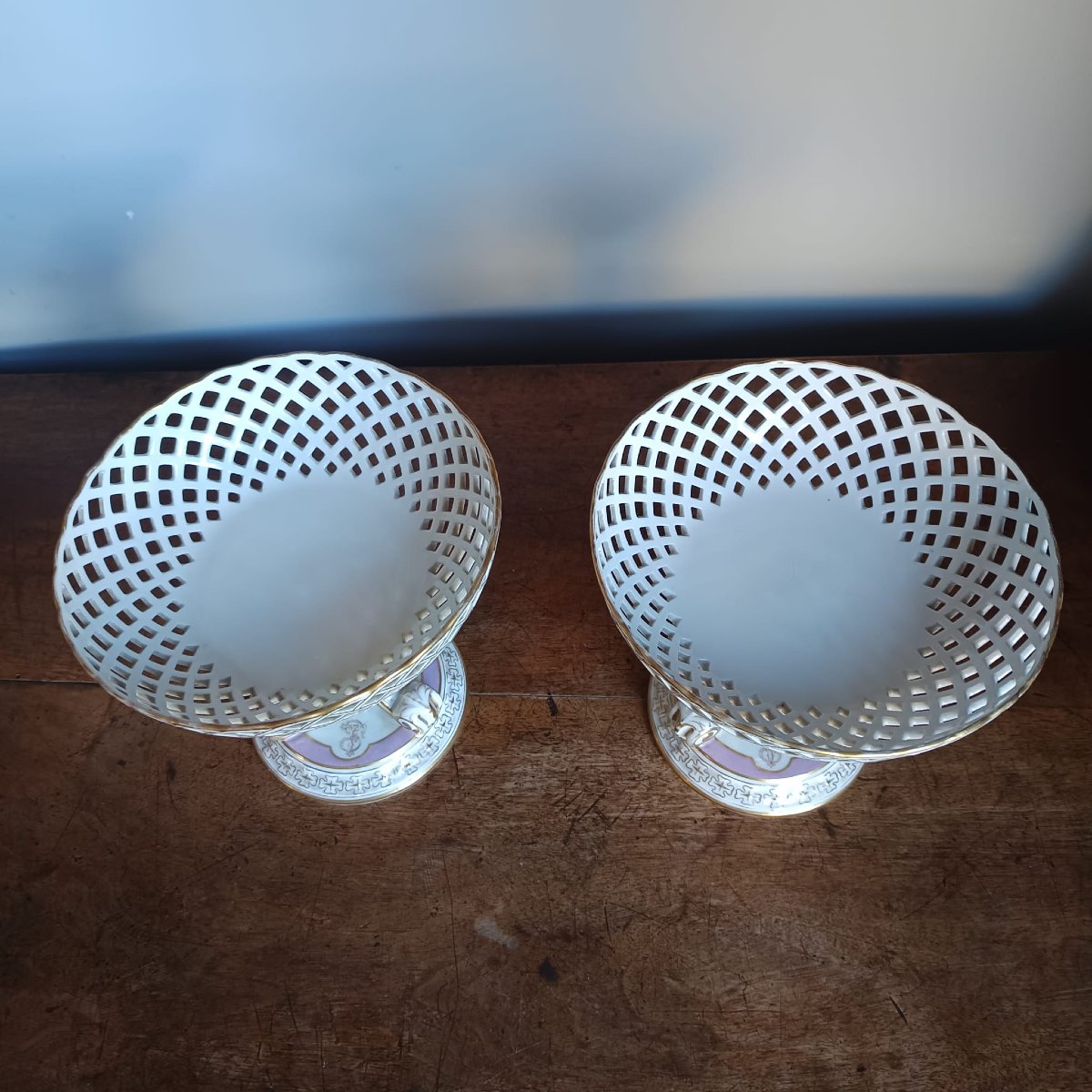 PAIRE DE CENTRES DE TABLE EN PORCELAINE FRANÇAISE DE LA SECONDE MOITIÉ DU XIXE SIÈCLE, 1867-photo-2