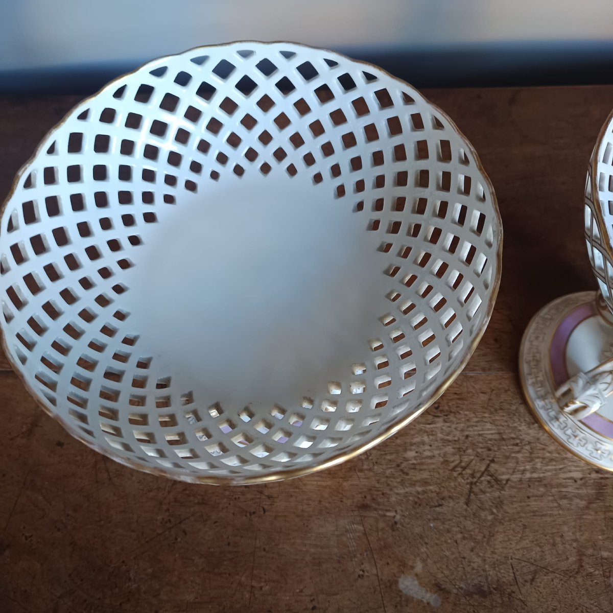 PAIRE DE CENTRES DE TABLE EN PORCELAINE FRANÇAISE DE LA SECONDE MOITIÉ DU XIXE SIÈCLE, 1867-photo-3