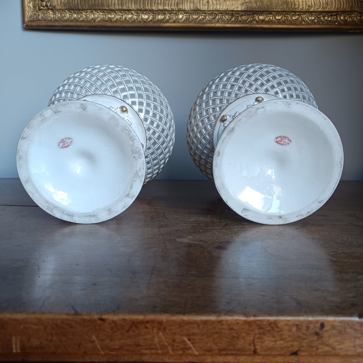 PAIRE DE CENTRES DE TABLE EN PORCELAINE FRANÇAISE DE LA SECONDE MOITIÉ DU XIXE SIÈCLE, 1867-photo-3