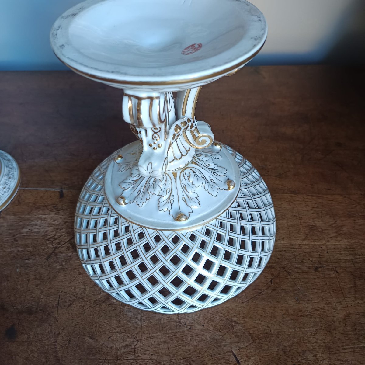 PAIRE DE CENTRES DE TABLE EN PORCELAINE FRANÇAISE DE LA SECONDE MOITIÉ DU XIXE SIÈCLE, 1867-photo-8
