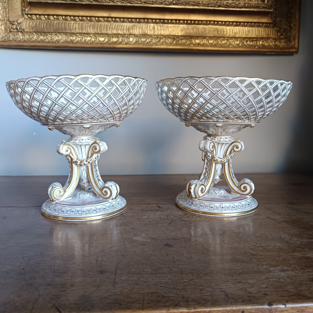 PAIRE DE CENTRES DE TABLE EN PORCELAINE FRANÇAISE DE LA SECONDE MOITIÉ DU XIXE SIÈCLE, 1867