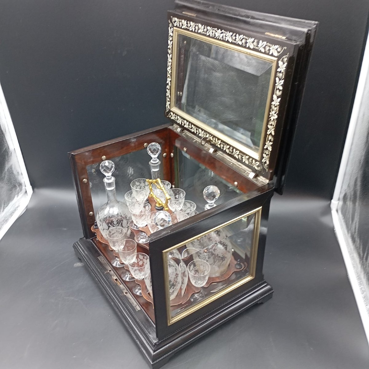 Cave à liqueur en bois ébonisé et cristal du XIXe siècle-photo-4