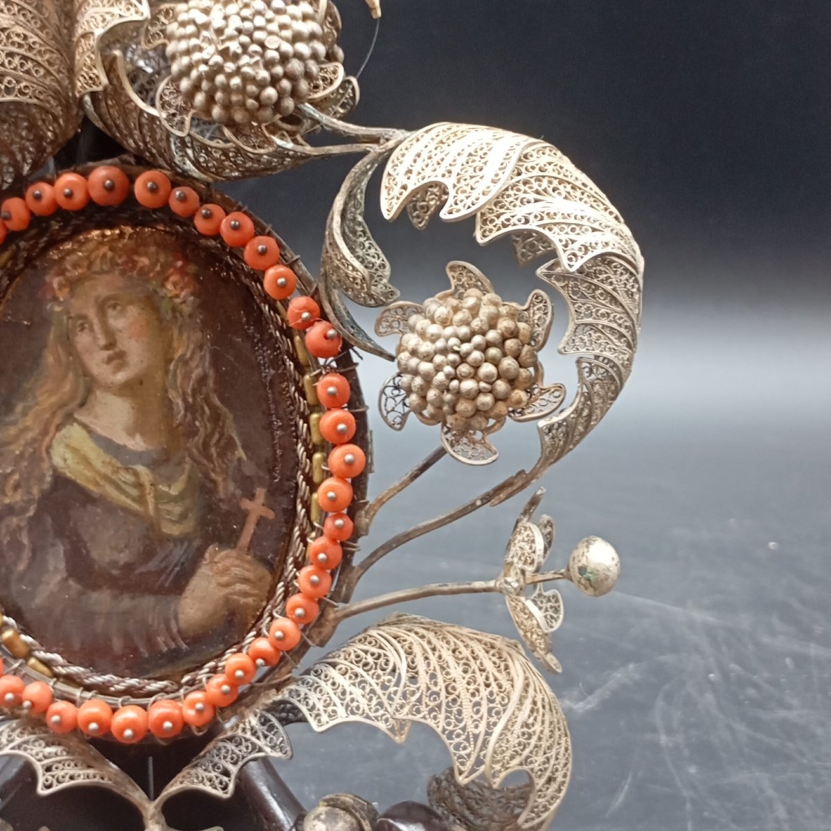 TÊTE DE LIT EN FILIGRANE D'ARGENT AVEC PETIT TABLEAU DE SAINTE ROSALE-photo-2