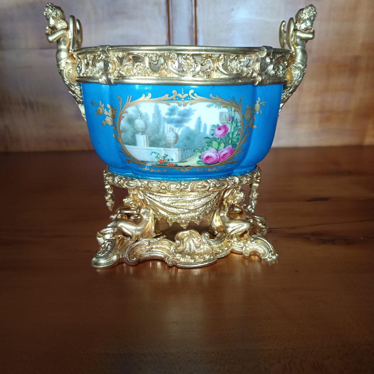 COUPE EN PORCELAINE DE SÈVRES, SECONDE MOITIÉ DU XVIIIe SIÈCLE