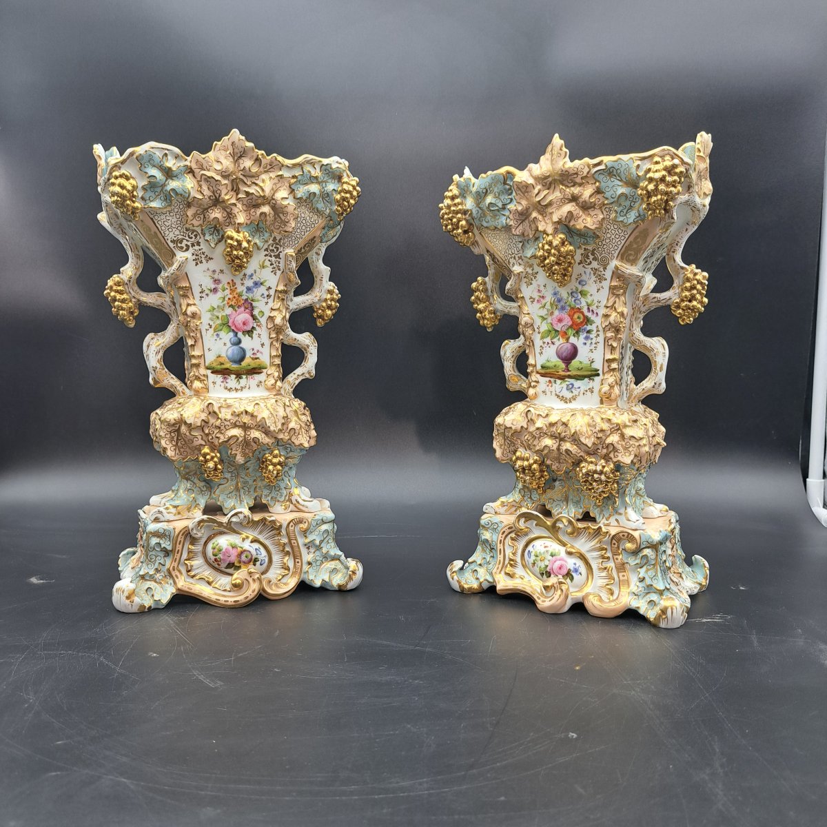 PAIRE DE VASES EN PORCELAINE SIGNÉS PAR JACOB PETIT