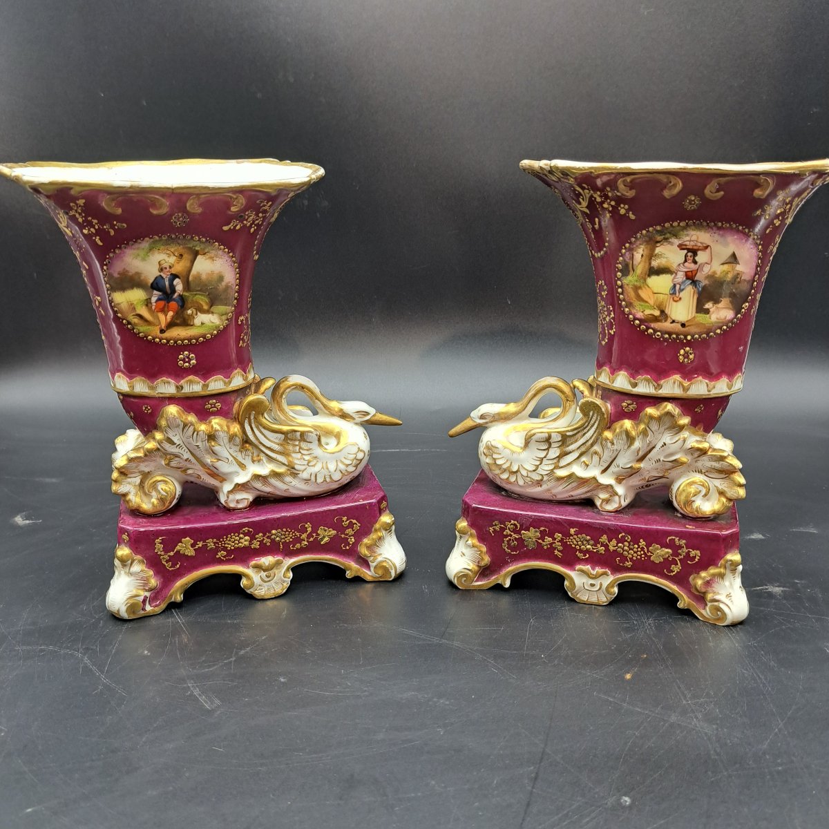 PAIRE DE VASES EN PORCELAINE À DÉCOR CORNEUSE DU MILIEU DU XIXE SIÈCLE-photo-3