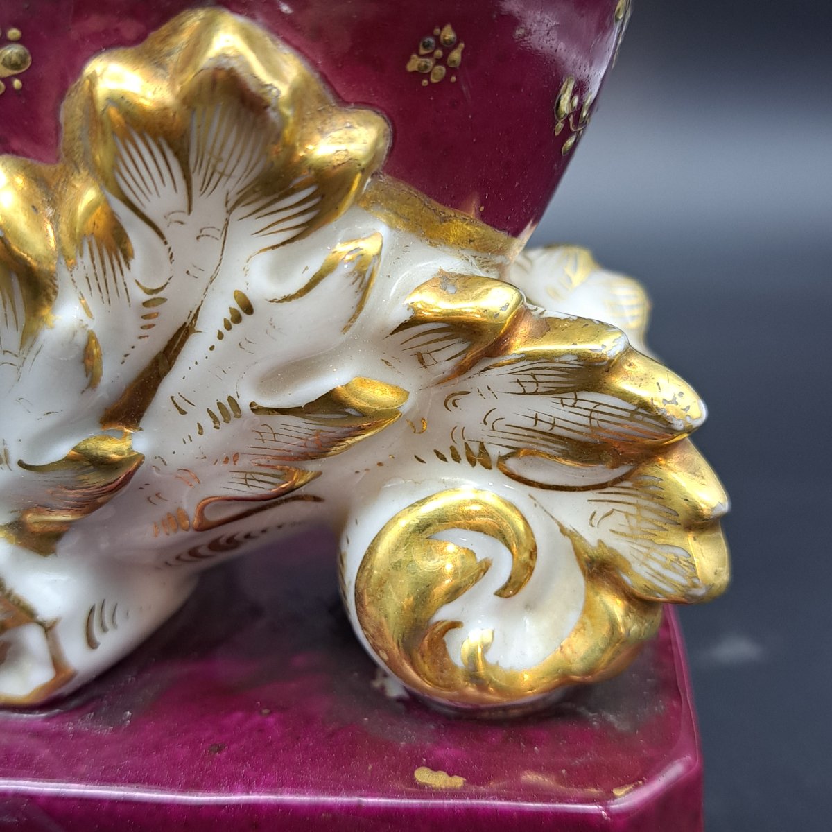 PAIRE DE VASES EN PORCELAINE À DÉCOR CORNEUSE DU MILIEU DU XIXE SIÈCLE-photo-6