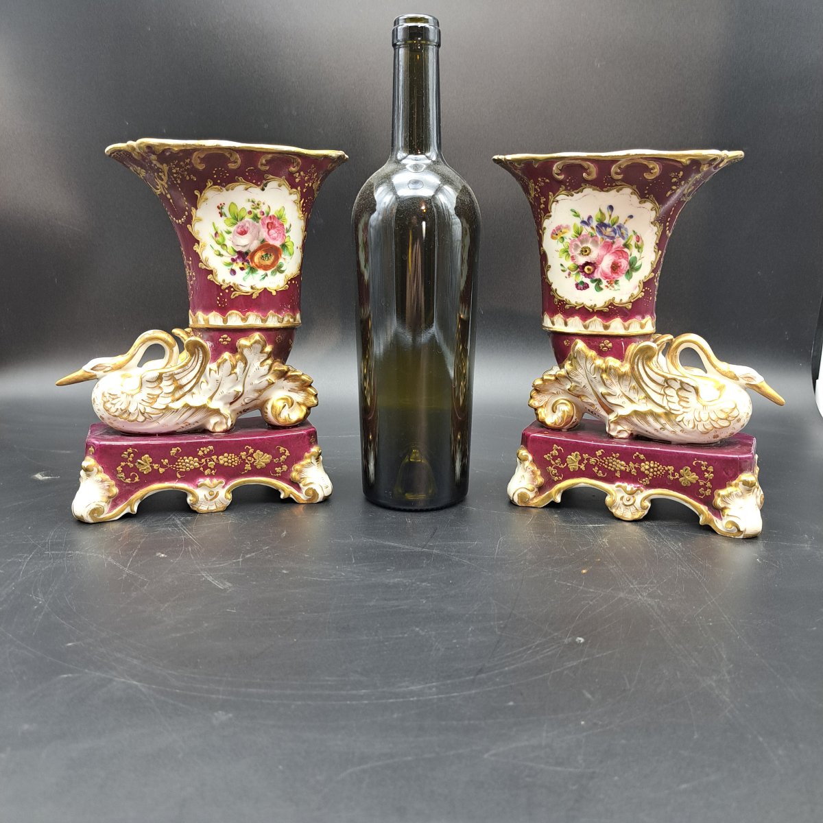 PAIRE DE VASES EN PORCELAINE À DÉCOR CORNEUSE DU MILIEU DU XIXE SIÈCLE-photo-8