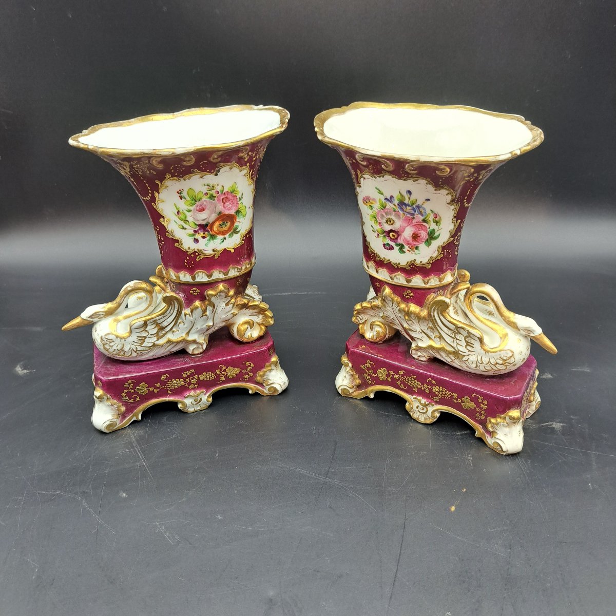 PAIRE DE VASES EN PORCELAINE À DÉCOR CORNEUSE DU MILIEU DU XIXE SIÈCLE
