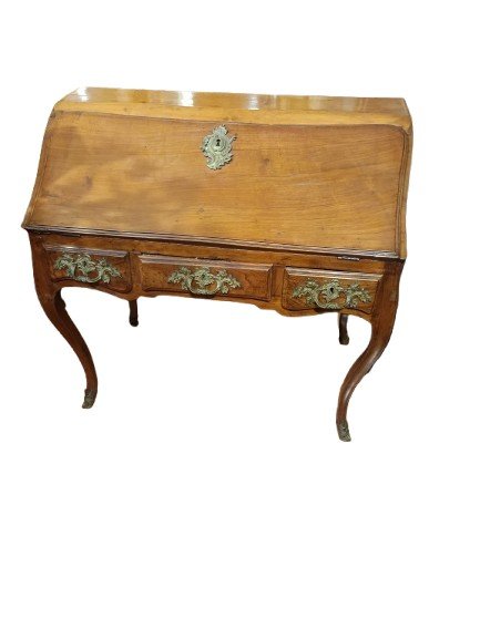 BUREAU LOUIS XV DU MILIEU DU XVIIIe SIÈCLE EN NOYER MASSIF