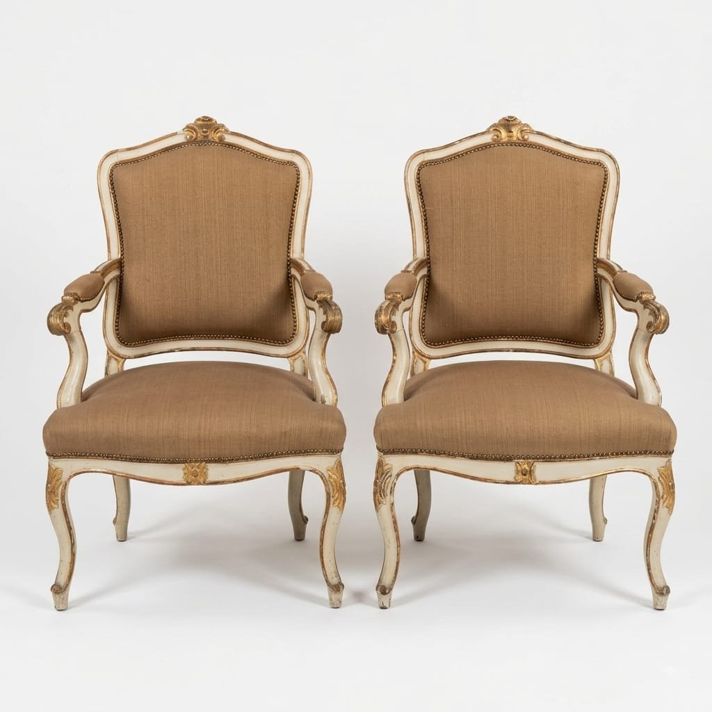 PAIRE DE FAUTEUILS LAQUÉS ET DORÉS DU MILIEU DU XIXE SIÈCLE