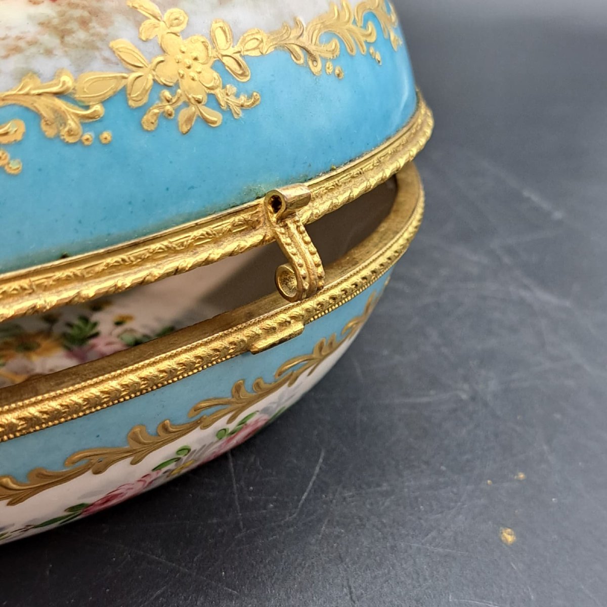 ANCIENNE BOÎTE À BIJOUX EN PORCELAINE DE SÈVRES, ÉPOQUE NAPOLÉON III, FIN DU XIXE SIÈCLE-photo-3