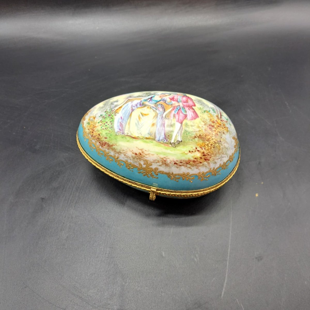 ANCIENNE BOÎTE À BIJOUX EN PORCELAINE DE SÈVRES, ÉPOQUE NAPOLÉON III, FIN DU XIXE SIÈCLE